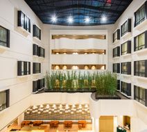 Holiday Inn Express Golden Corridor Exterior