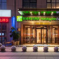 Holiday Inn Express Golden Corridor