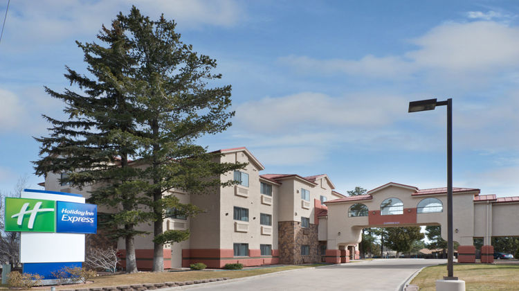 Holiday Inn Express Show Low Exterior