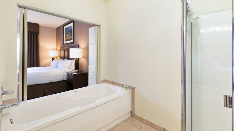 Holiday Inn Express Show Low Suite