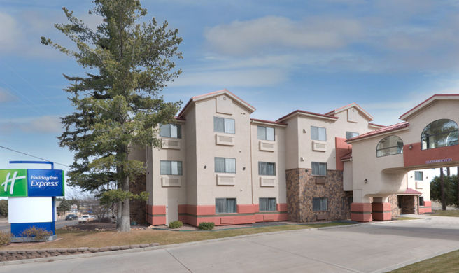 Holiday Inn Express Show Low Exterior