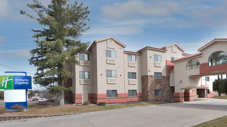 Holiday Inn Express Show Low Exterior