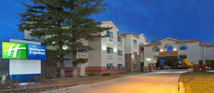 Holiday Inn Express Show Low Exterior