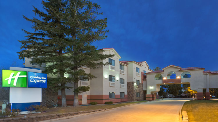 Holiday Inn Express Show Low Exterior