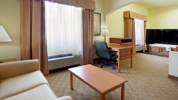 Holiday Inn Express & Suites Zapata Suite