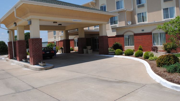 Holiday Inn Express Boonville Exterior