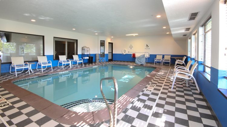 Holiday Inn Express Marshall Pool