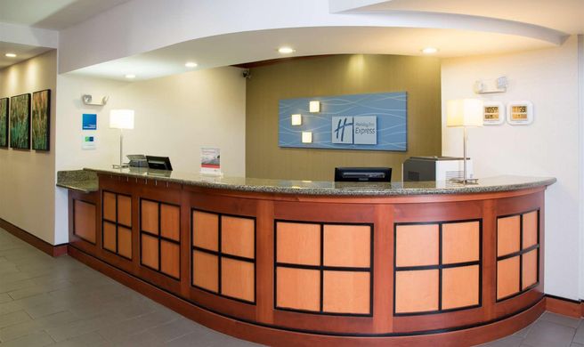 Holiday Inn Express & Suites Lobby