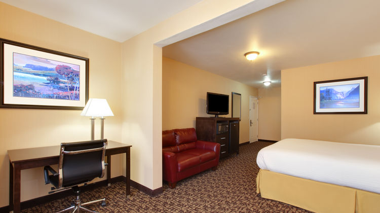 Holiday Inn Express Oakdale Suite