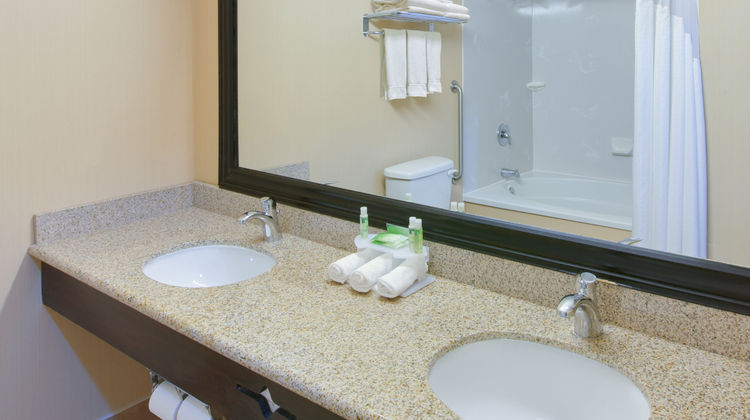 Holiday Inn Express Oakdale Room