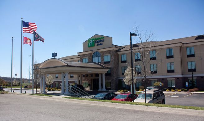 Holiday Inn Express/Suites Youngstown W Exterior