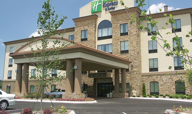 Holiday Inn Express Suites Cleveland Exterior