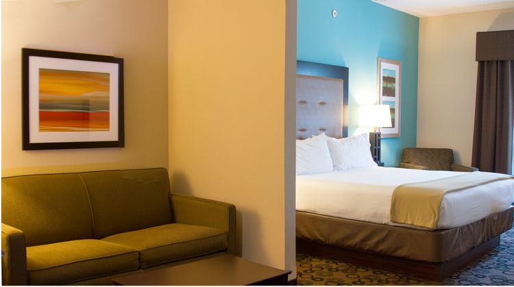 Holiday Inn Express Suites Cleveland Room
