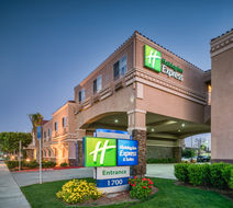 Holiday Inn Express & Suites Santa Clara Exterior