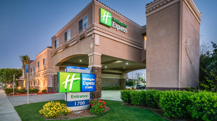 Holiday Inn Express & Suites Santa Clara Exterior
