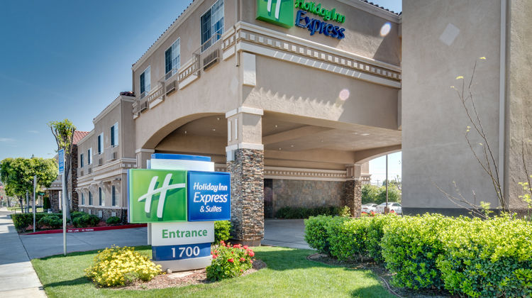 Holiday Inn Express & Suites Santa Clara Exterior