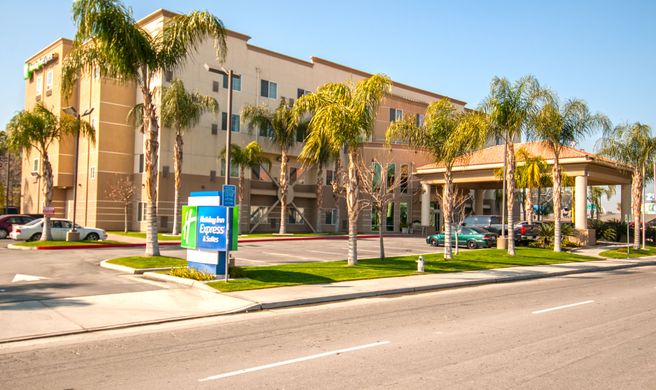 Holiday Inn Express Suites Bakersfield Exterior