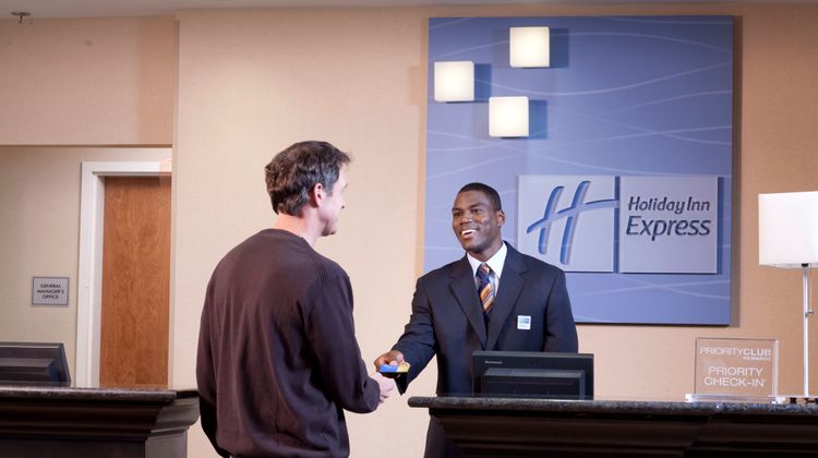 Holiday Inn Express Stes Newton Lobby