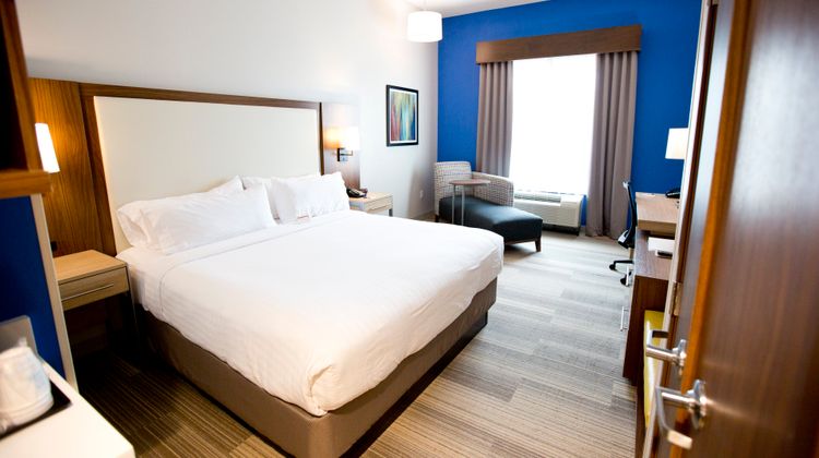 Holiday Inn Express & Suites Hwy 290 Room