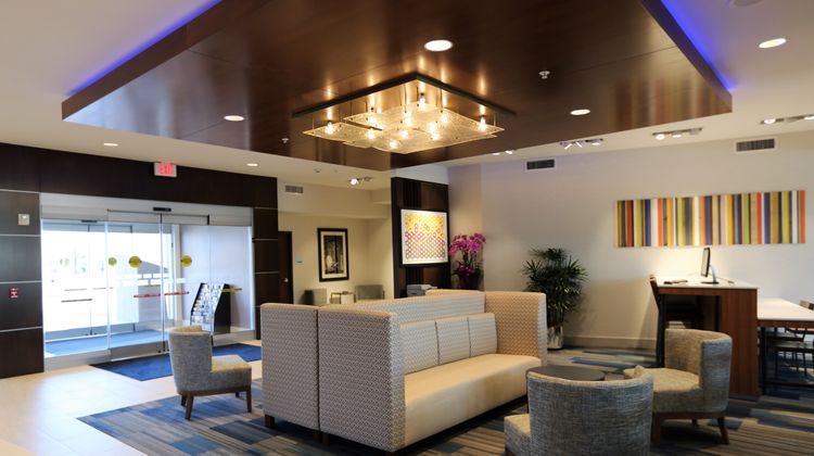 Holiday Inn Express & Suites Hwy 290 Lobby