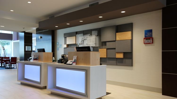 Holiday Inn Express & Suites Hwy 290 Lobby