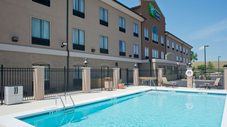Holiday Inn Express Prattville Pool