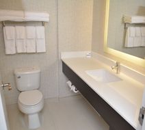 Holiday Inn Express & Suites Waterville Room
