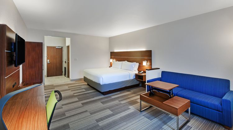 Holiday Inn Express & Suites Suite