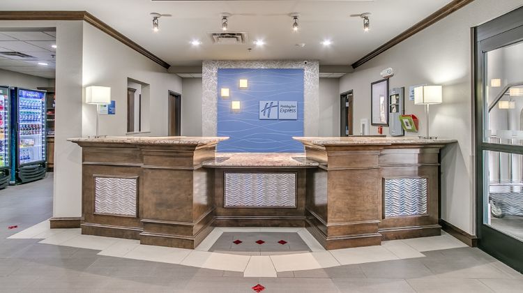 Holiday Inn Express Suites South Lobby