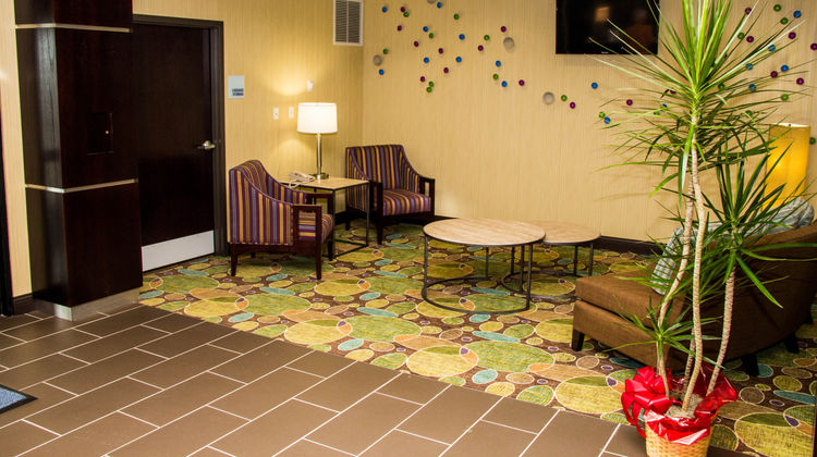 Holiday Inn Express & Suites Sikeston SW Lobby