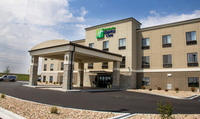 Holiday Inn Express & Suites Sikeston SW Exterior