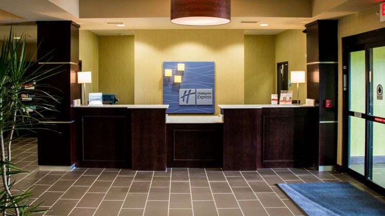 Holiday Inn Express & Suites Sikeston SW Lobby