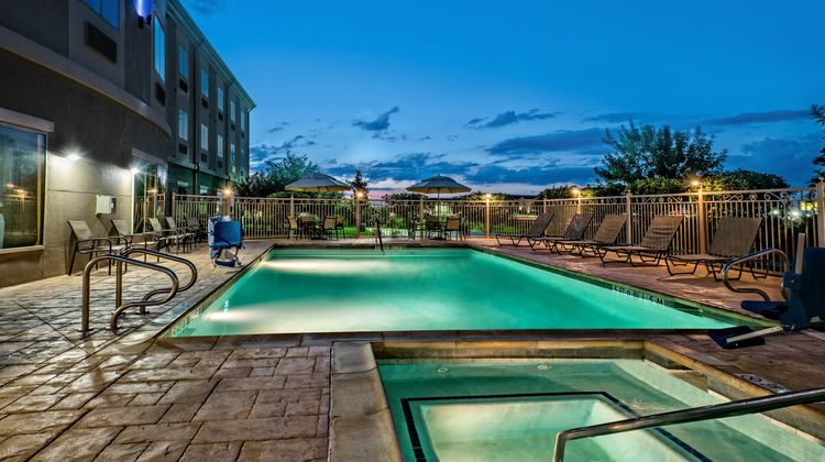 Holiday Inn Express Suites Cotulla Pool