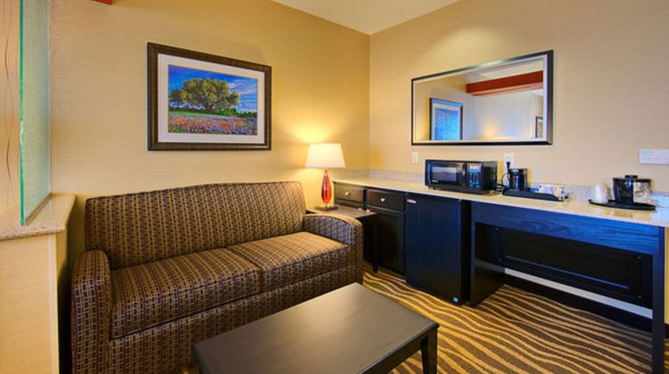 Holiday Inn Express Suites Cotulla Suite