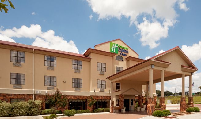 Holiday Inn Express & Suites Kerrville Exterior