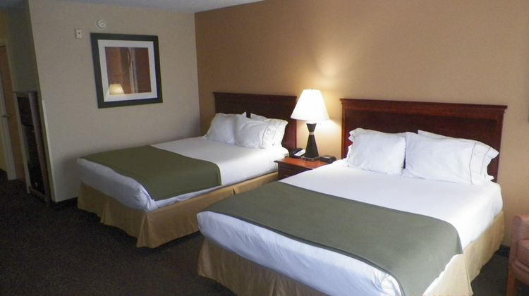 Holiday Inn Express & Suites Forest Room