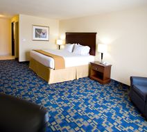 Holiday Inn Express Jourdanton Room