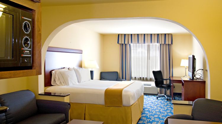 Holiday Inn Express Jourdanton Suite