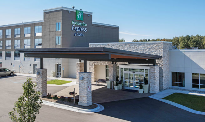 Holiday Inn Express & Suites Ludington Exterior