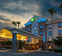 Holiday Inn Express Hotel & Suites Exterior