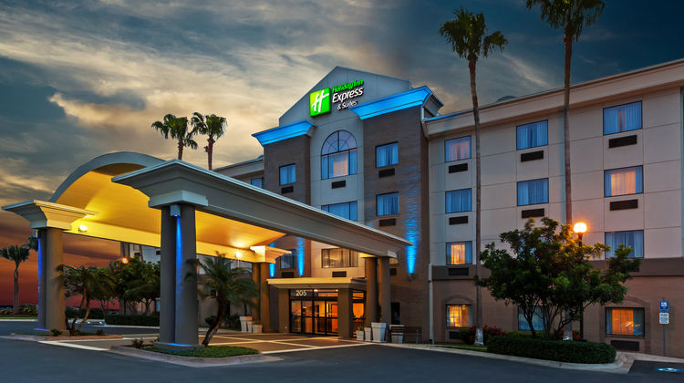 Holiday Inn Express Hotel & Suites Exterior