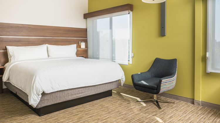 Holiday Inn Express & Suites Lake Forest Suite