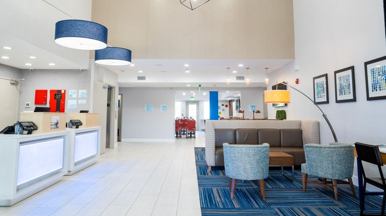 Holiday Inn Express & Suites Lake Forest Lobby