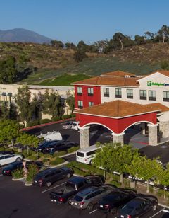 Holiday Inn Express & Suites Lake Forest