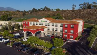 Holiday Inn Express & Suites Lake Forest