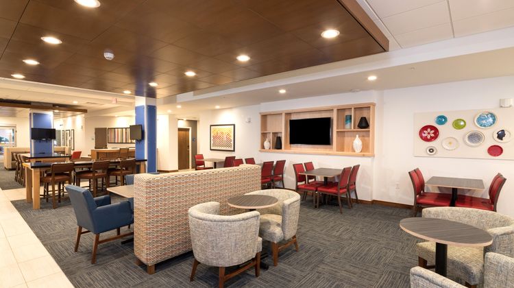Holiday Inn Express & Suites Gaylord Lobby