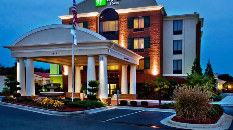 Holiday Inn Express Hotel & Suites Exterior