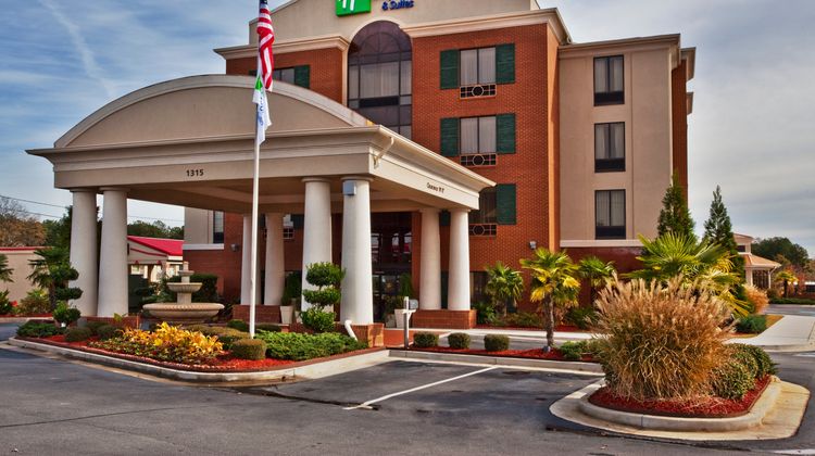 Holiday Inn Express Hotel & Suites Exterior