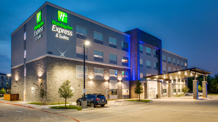 Holiday Inn Express/Suites Denton South Exterior