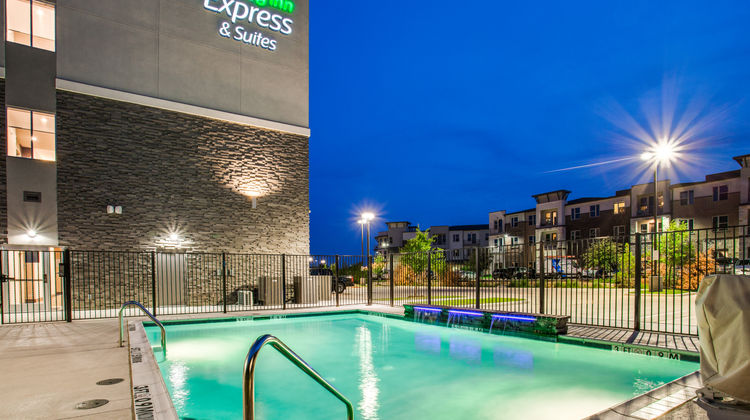 Holiday Inn Express/Suites Denton South Pool